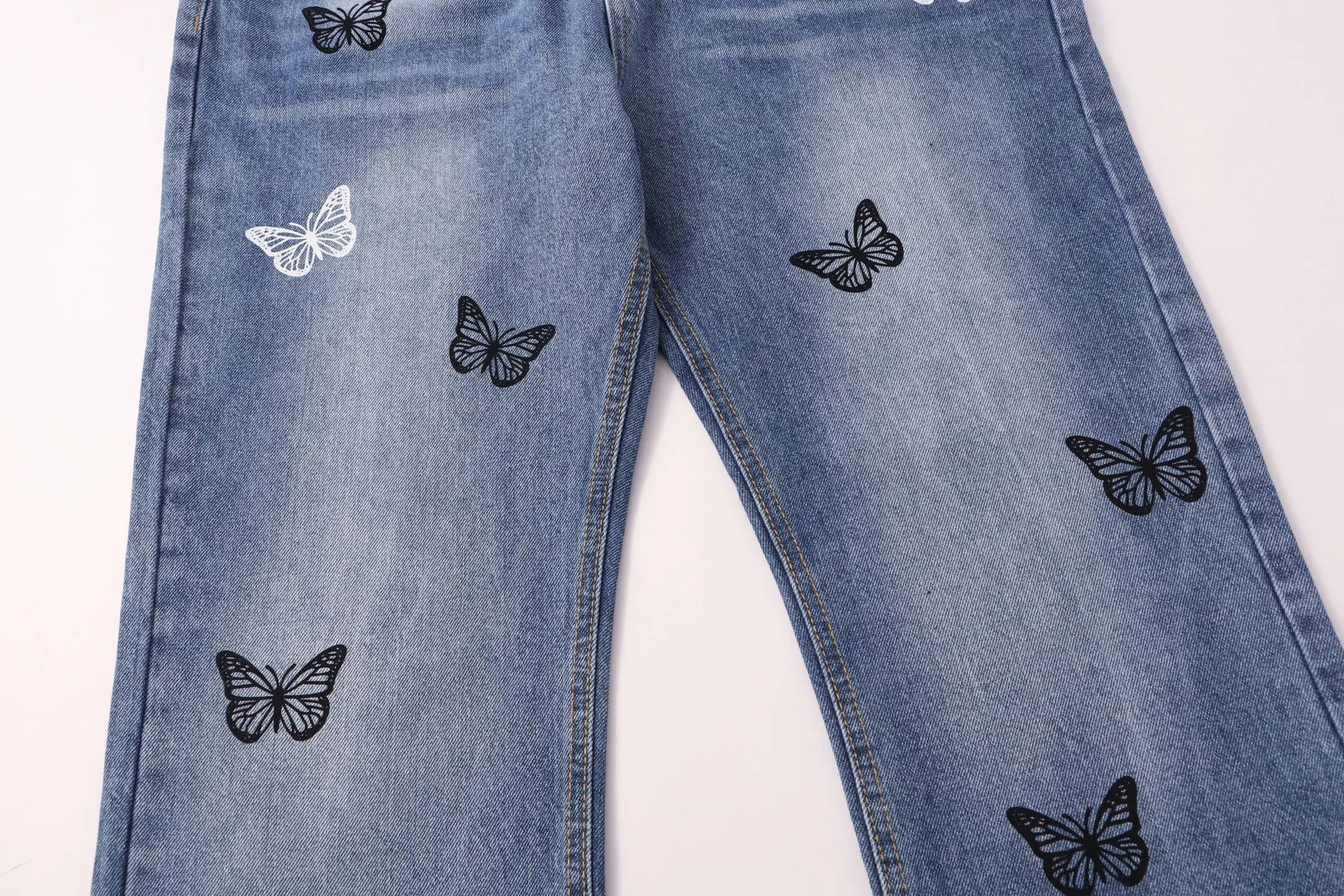 P240 Style number: H72 Croxin & 𝐂𝐡𝐫𝐨𝐦𝐞 𝐇𝐞𝐚𝐫𝐭 ss25 blue butterfly print jeans. Styles with different wash textures are very friendly to people with thin legs. The slightly flared version perfectly modifies the leg shape. The timeless and moderate length makes it easy to match and match. It is the basis for various styles and is a must-have in your wardrobe! The fabric is stiff but also makes the upper body soft without losing texture. The washing process is even more perfect. It is a must-have item for everyone! ! ! Washed wheat, hang tag, pants label, three labels complete Color: blue Size: 30-32-34-36